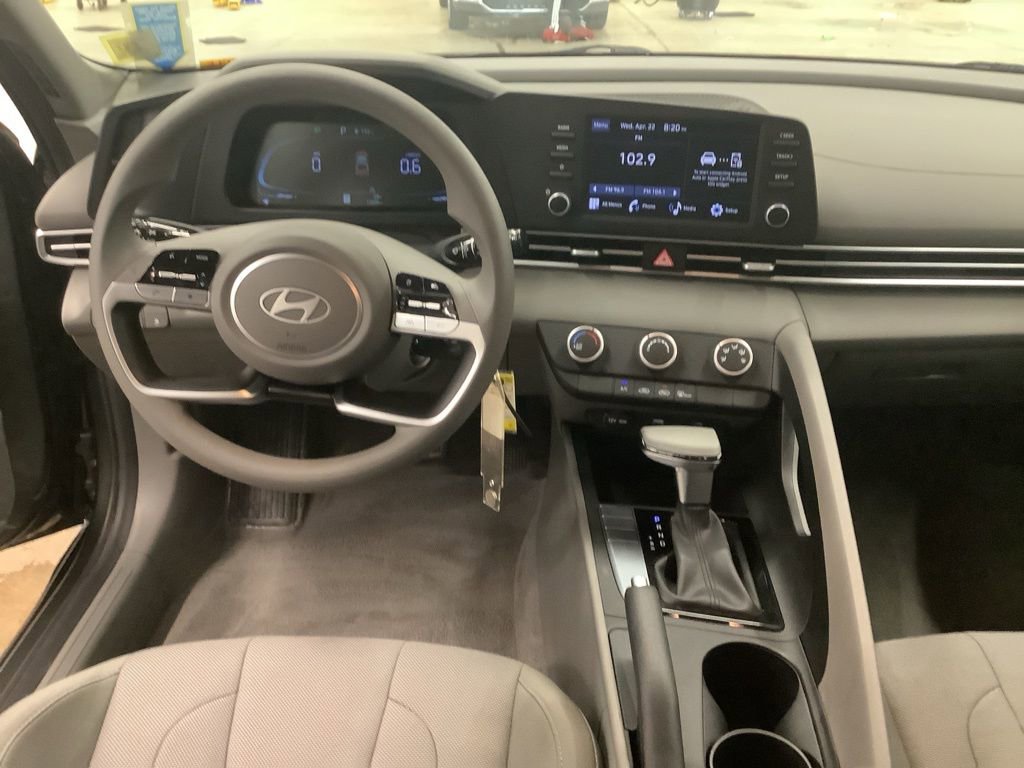 Used 2024 Hyundai Elantra SE FWD image 6