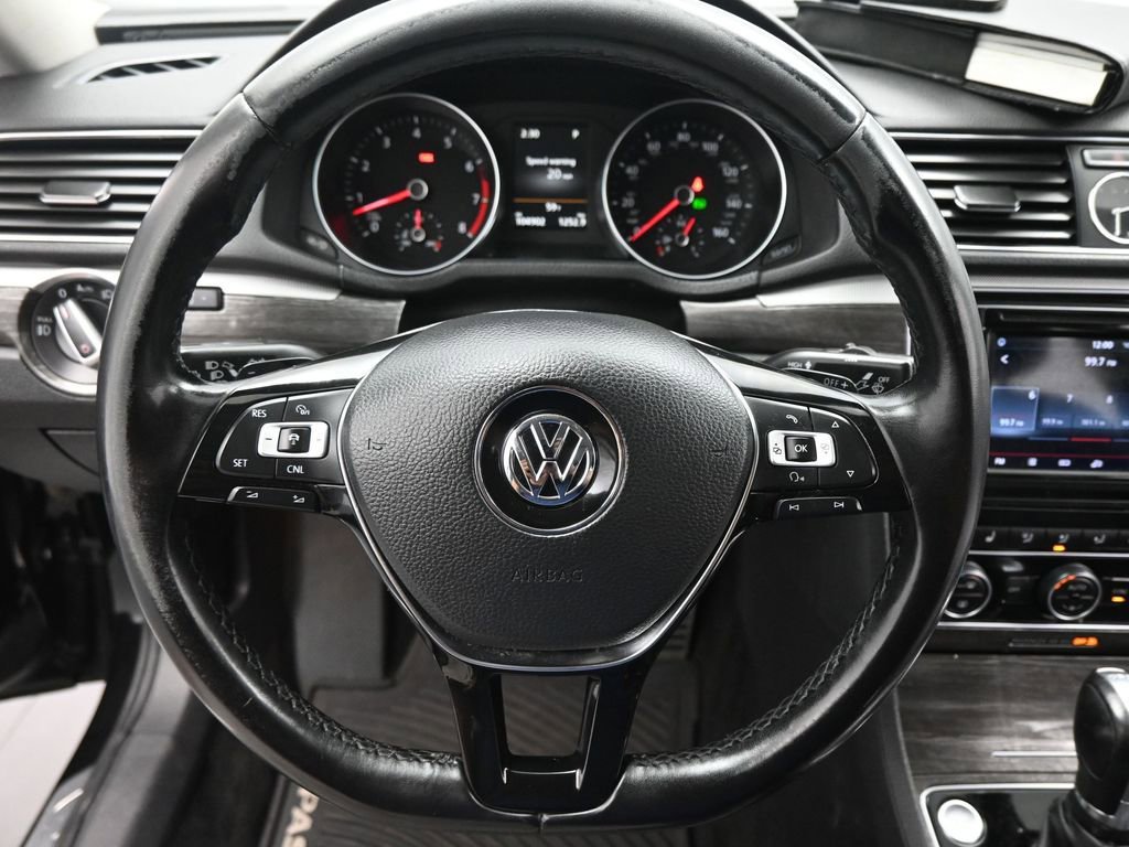 Used 2016 Volkswagen Passat 3.6 SEL Premium image 11