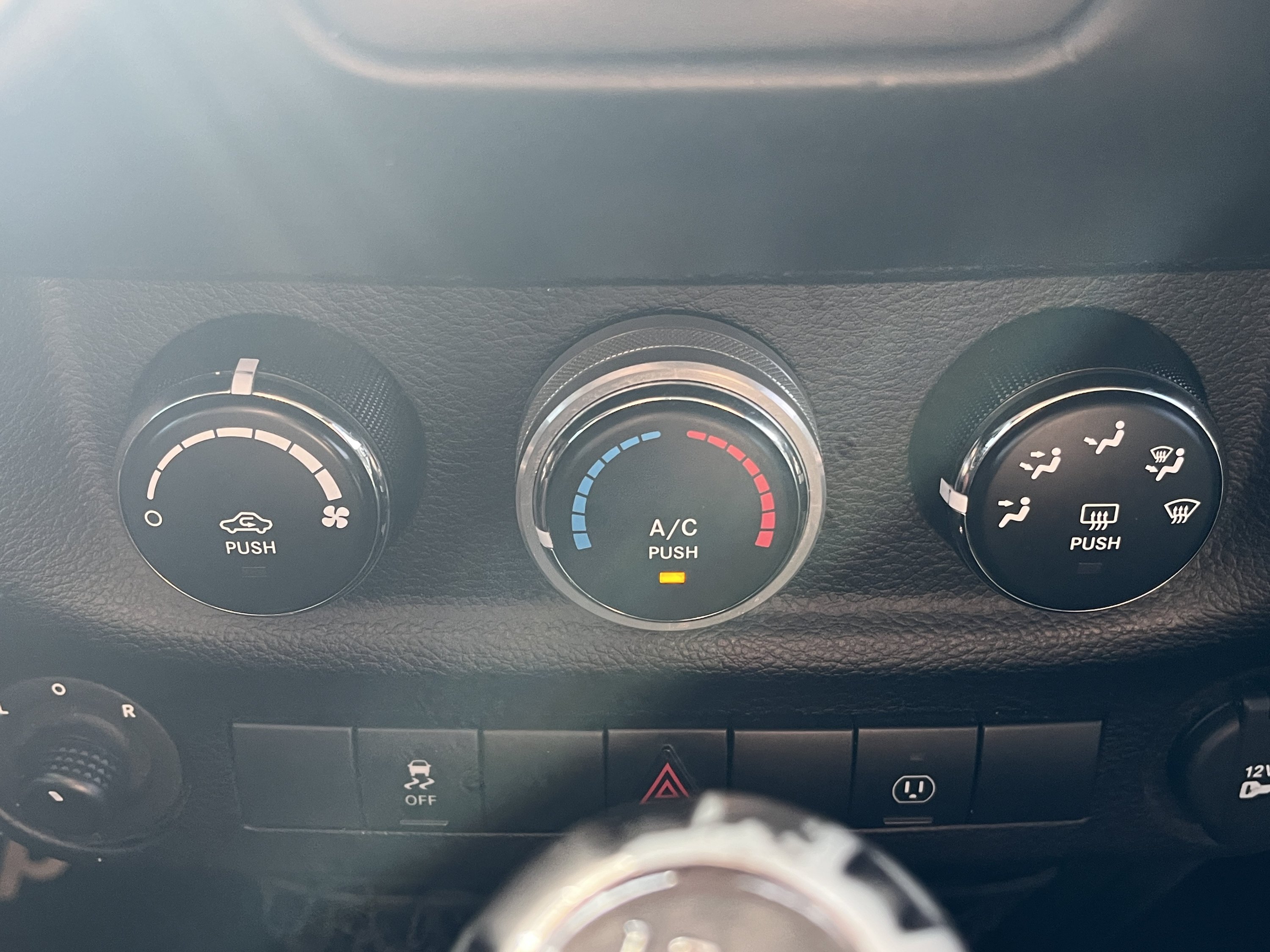 Used 2016 Jeep Wrangler Rubicon w/ Power Convenience Group AWD/4WD image 14