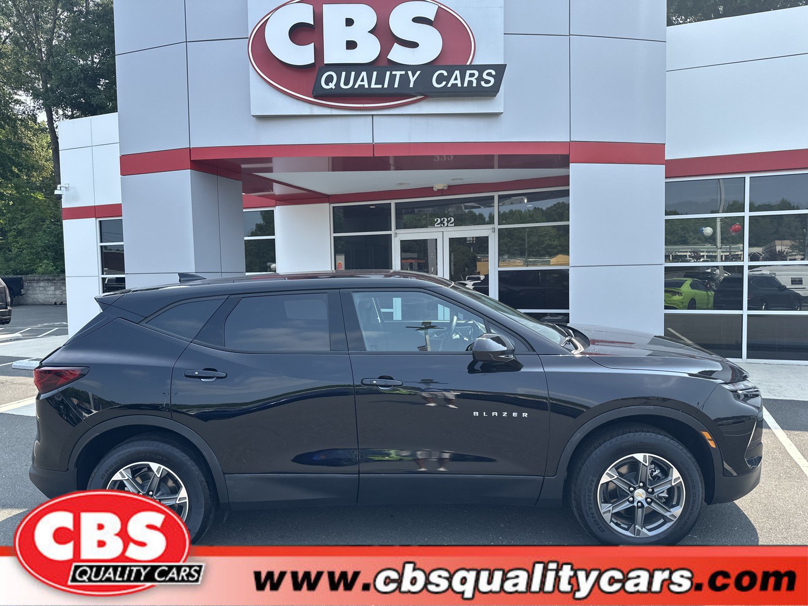 Used 2025 Chevrolet Blazer LT FWD image 1