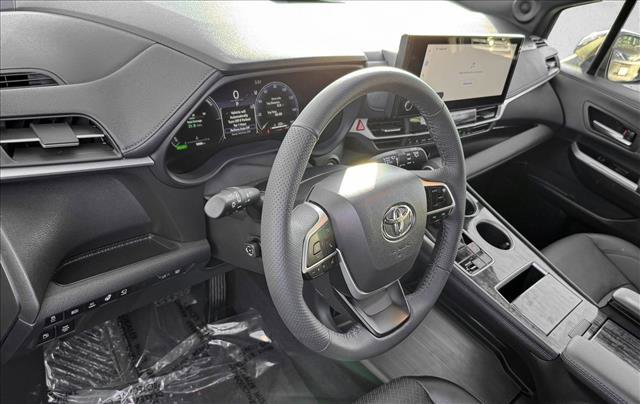 Used 2025 Toyota Sienna Platinum image 11