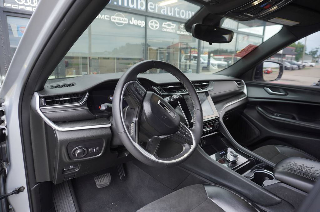 Used 2023 Jeep Grand Cherokee Altitude AWD/4WD image 3