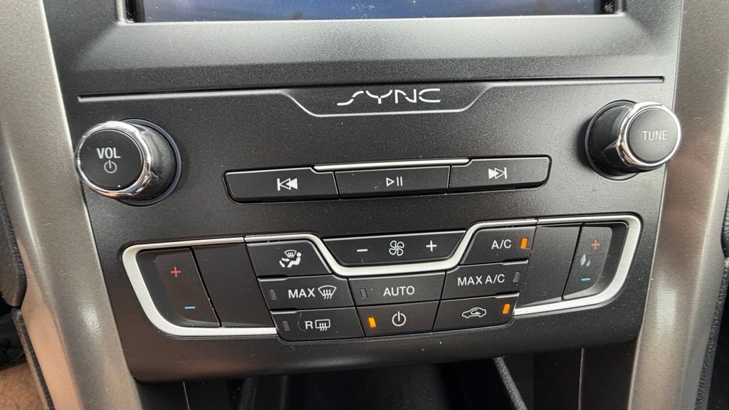 Used 2019 Ford Fusion SE FWD image 20