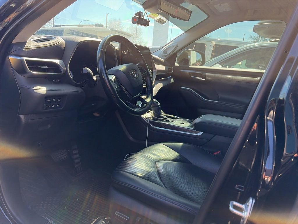 Used 2021 Toyota Highlander Platinum image 2