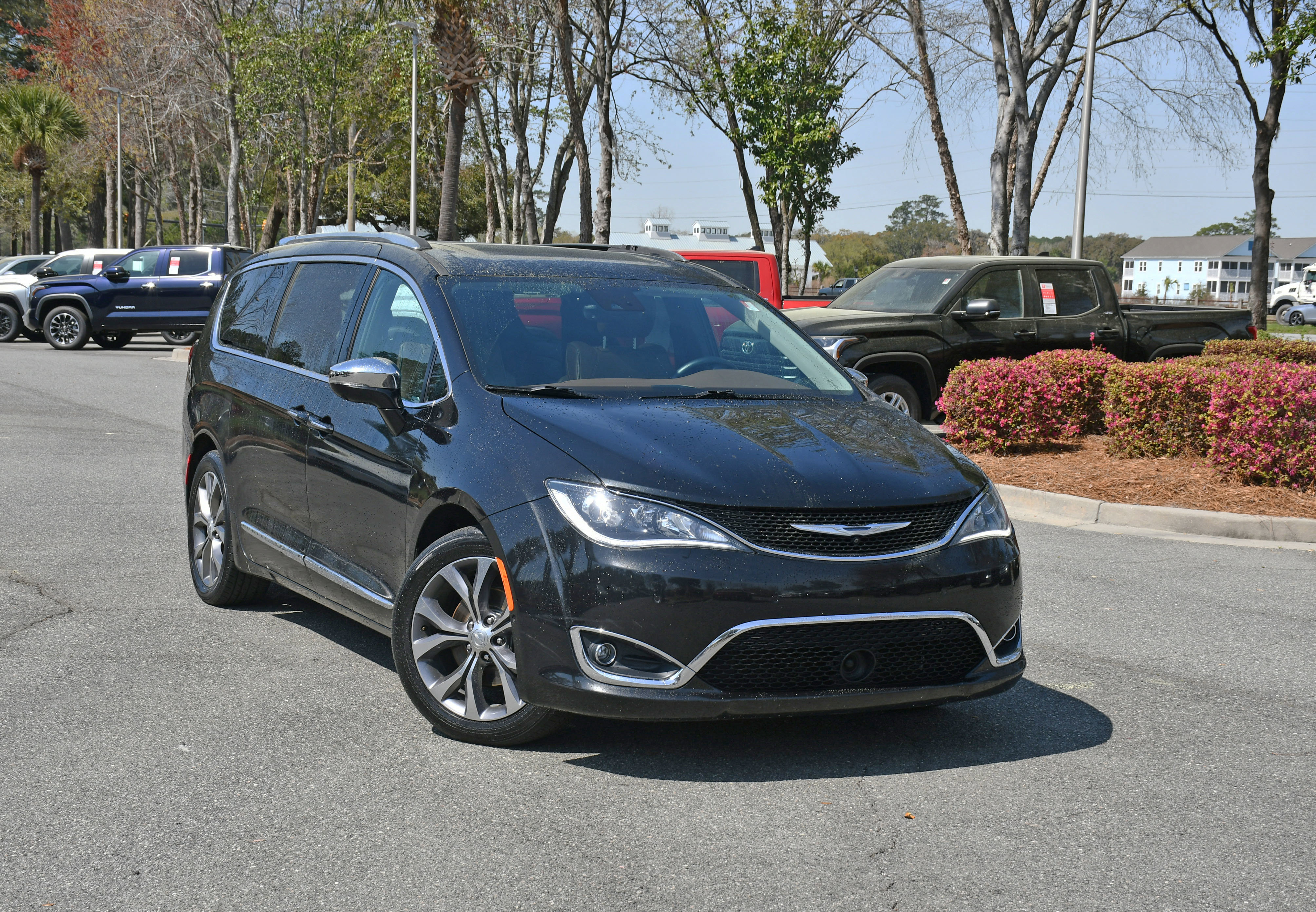 Used 2017 Chrysler Pacifica Limited w/ UConnect Theater Package image 6