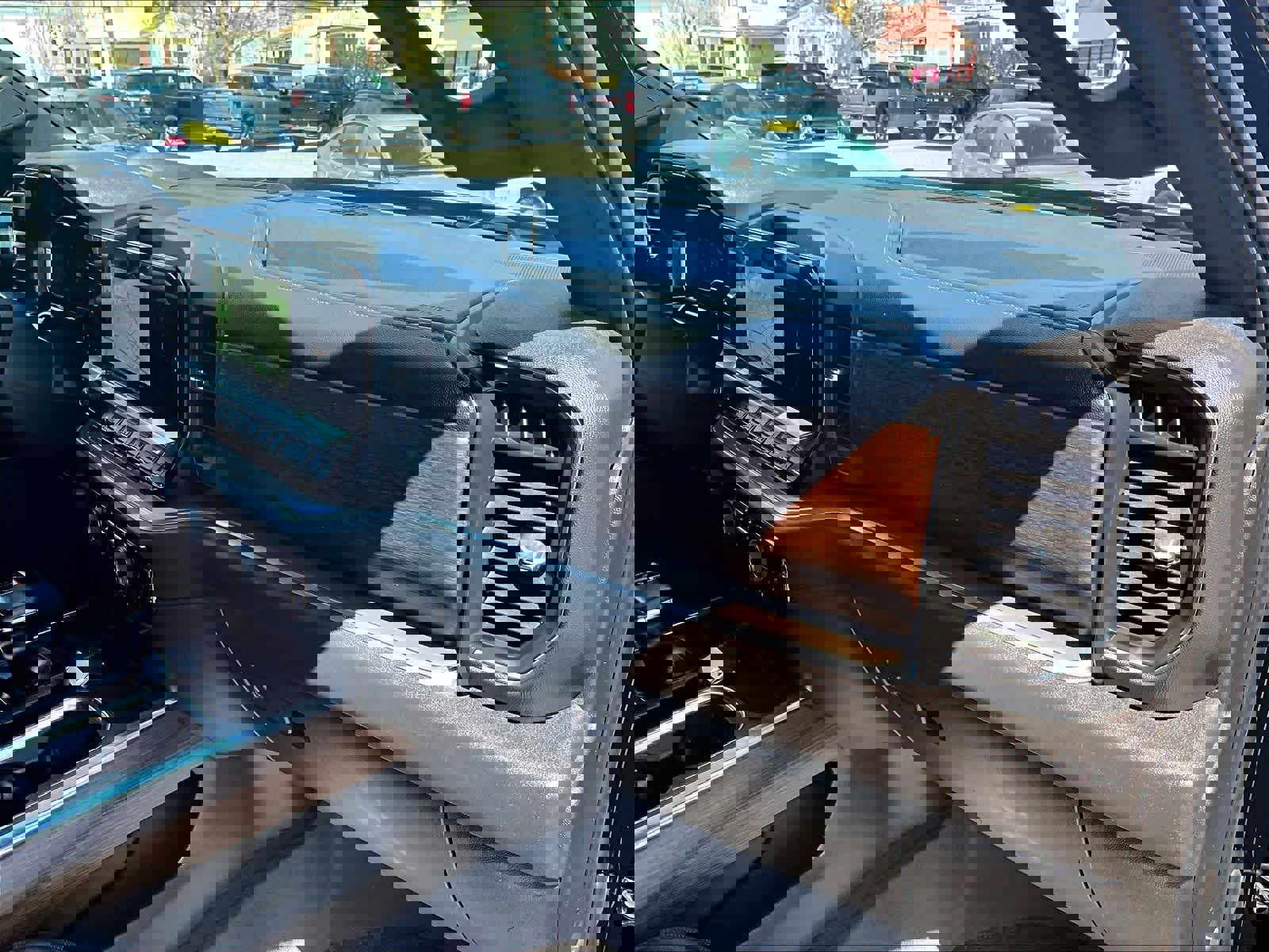 Used 2022 Chevrolet Silverado 1500 High Country w/ Technology Package image 11