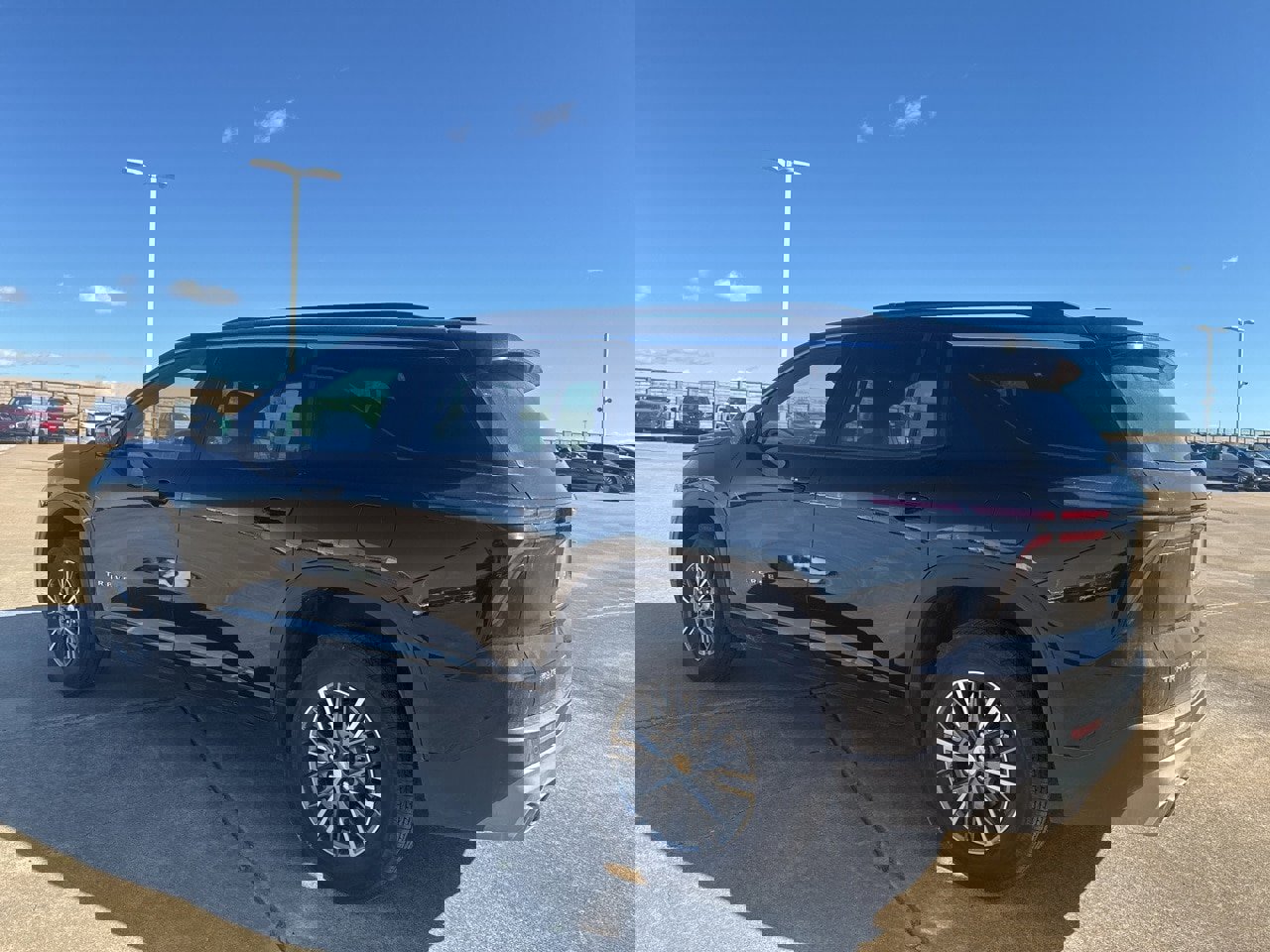 Used 2025 Chevrolet Traverse LT image 8