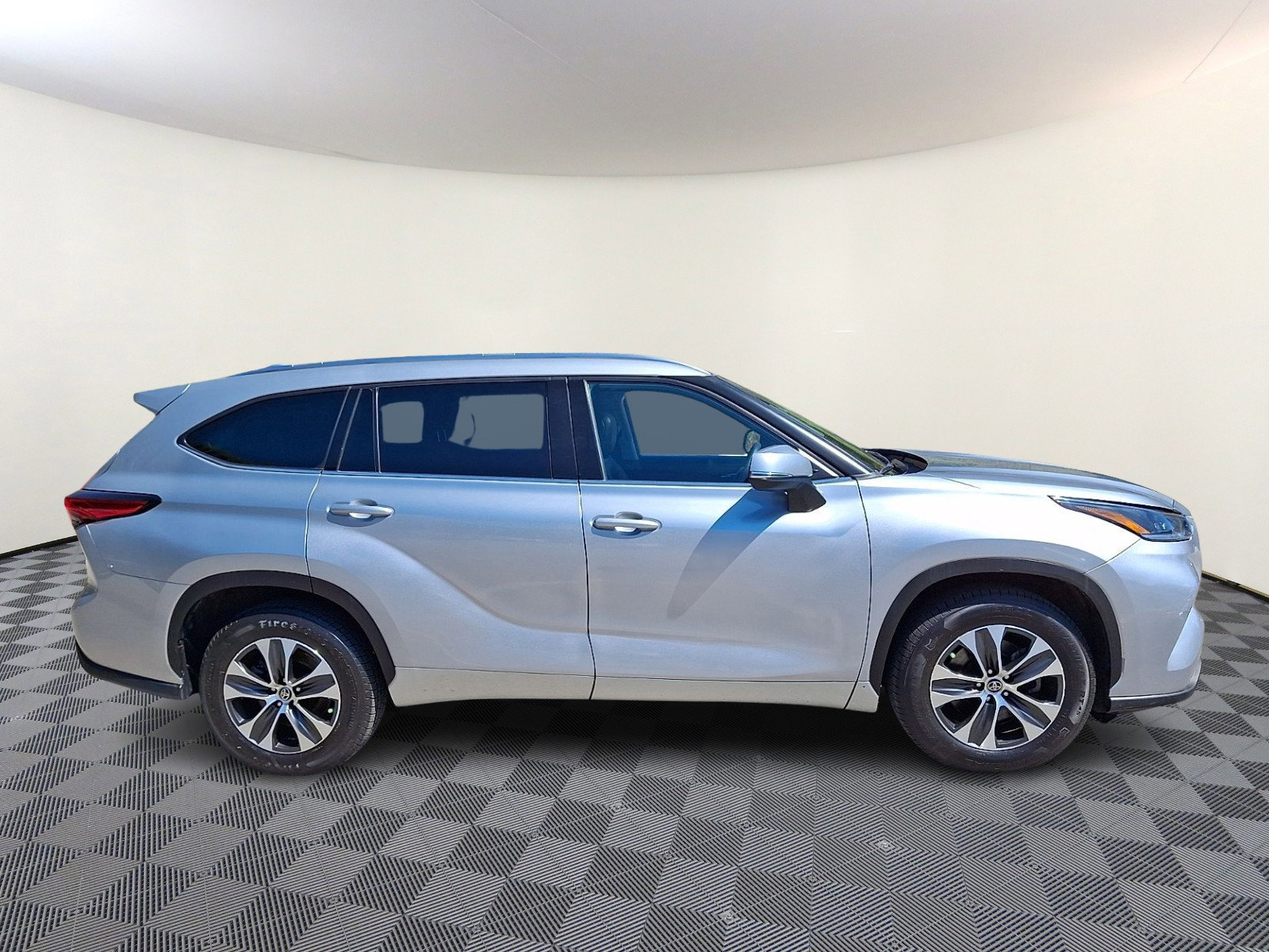 Used 2021 Toyota Highlander XLE image 7