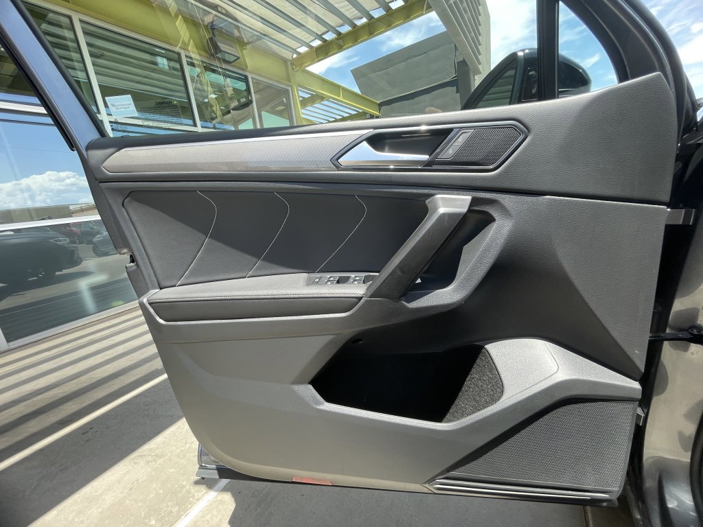 Used 2023 Volkswagen Tiguan SE R-Line image 29