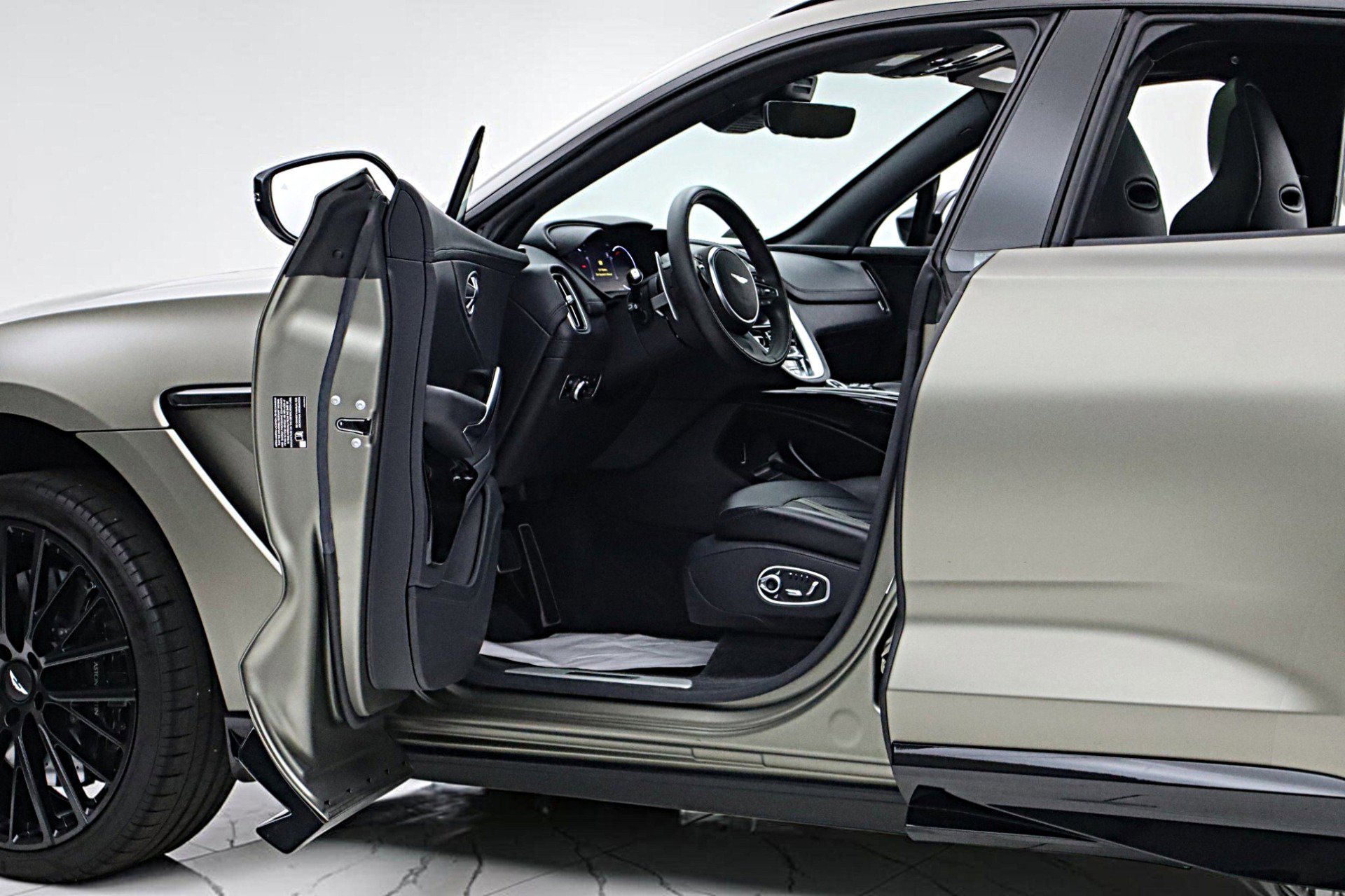 Used 2023 Aston Martin DBX 707 image 7