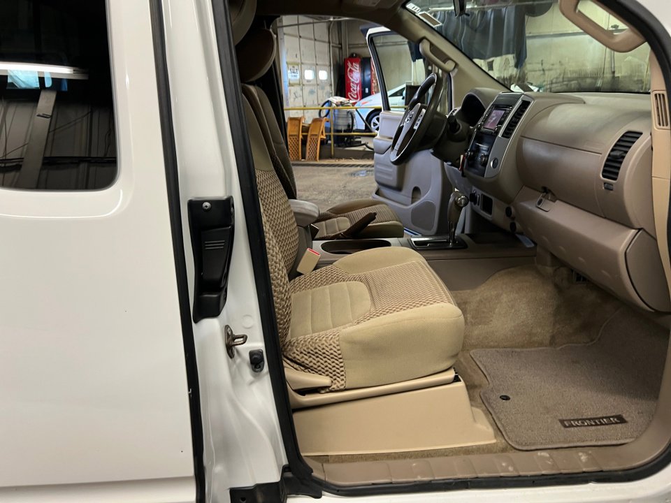 Used 2016 Nissan Frontier SV image 32