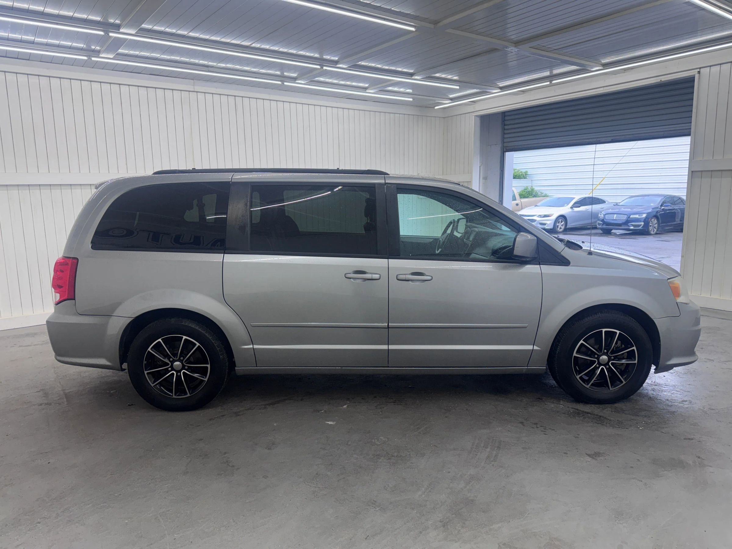 Used 2016 Dodge Grand Caravan R/T image 4