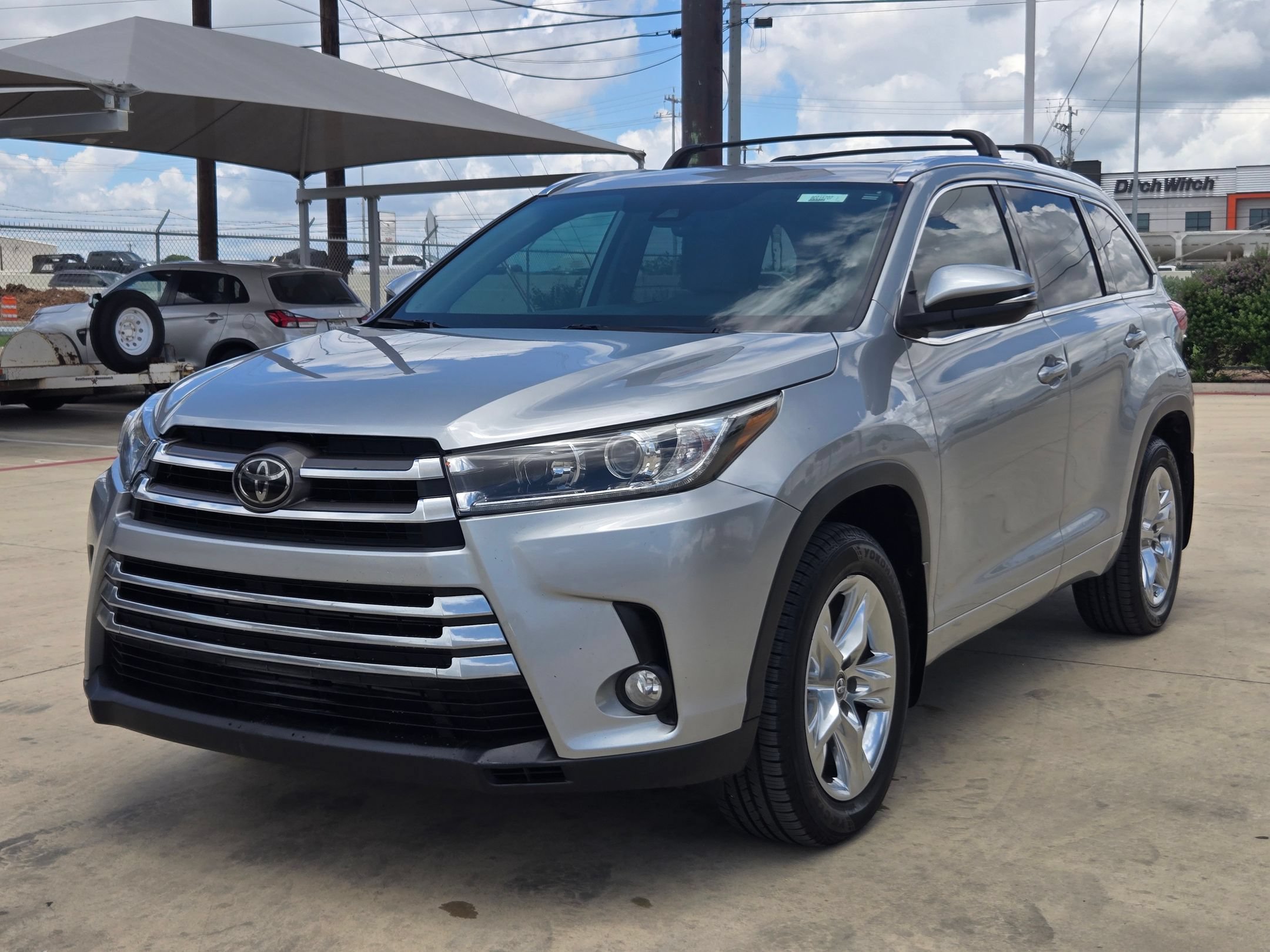 Used 2018 Toyota Highlander Limited w/ Carpet Mat Package (TMS) AWD/4WD image 3
