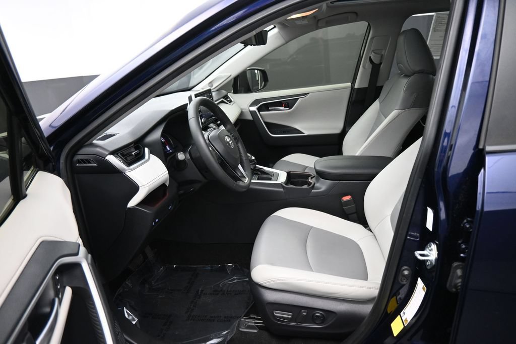 Used 2020 Toyota RAV4 Limited FWD image 16