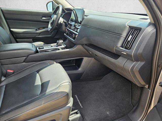 Used 2025 Nissan Pathfinder SL AWD/4WD image 21