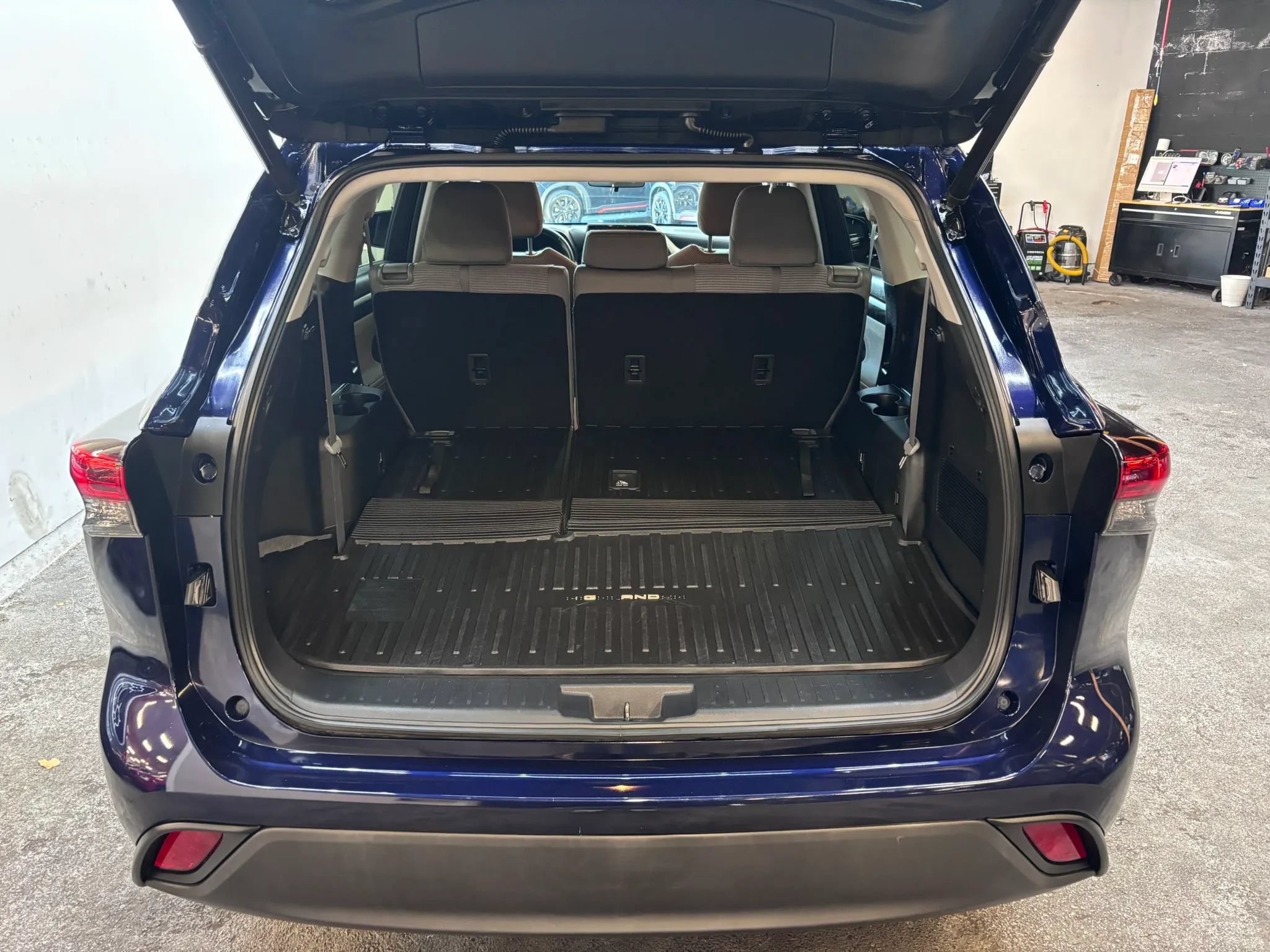 Used 2020 Toyota Highlander LE AWD/4WD image 25