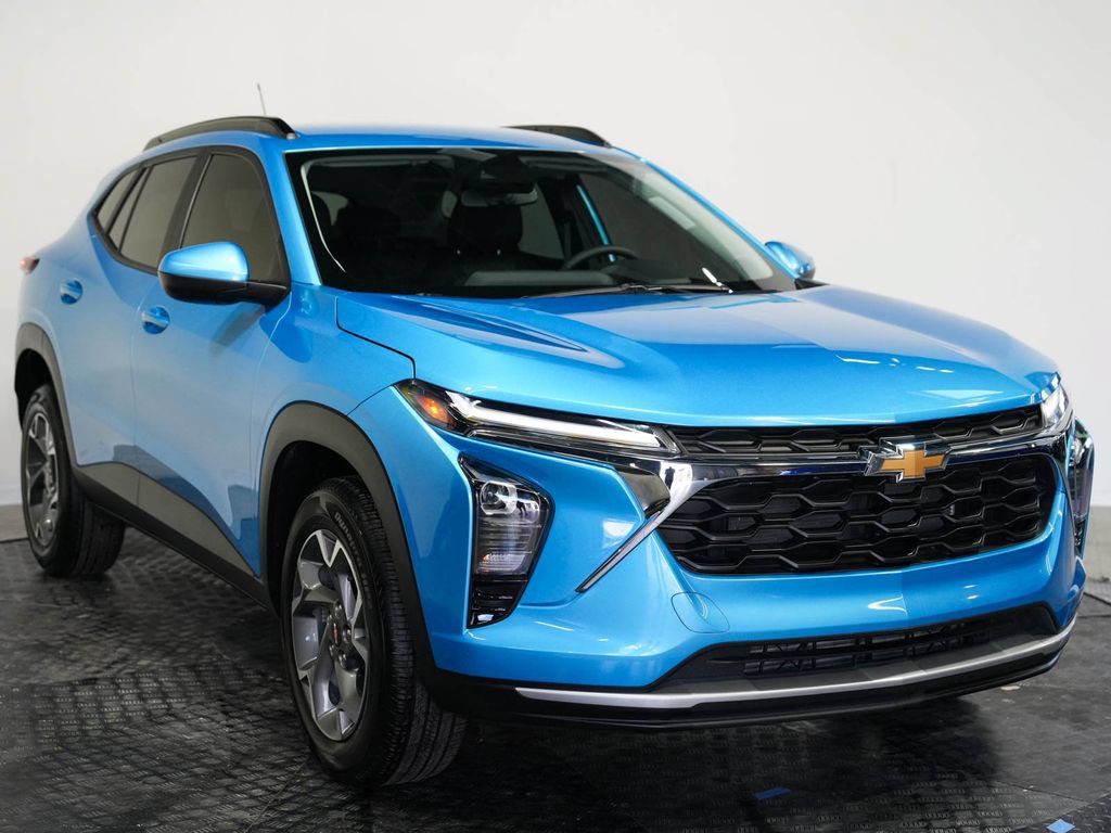 Used 2025 Chevrolet Trax LT w/ Driver Confidence Package FWD image 3