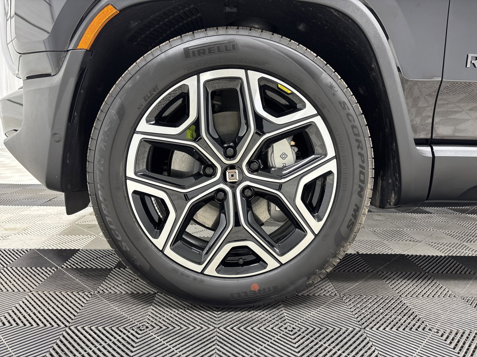 Used 2025 Rivian R1S Adventure AWD/4WD image 9