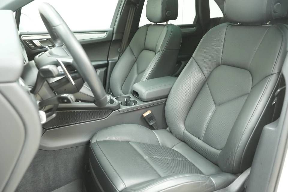 Certified 2026 Porsche Macan AWD/4WD image 5