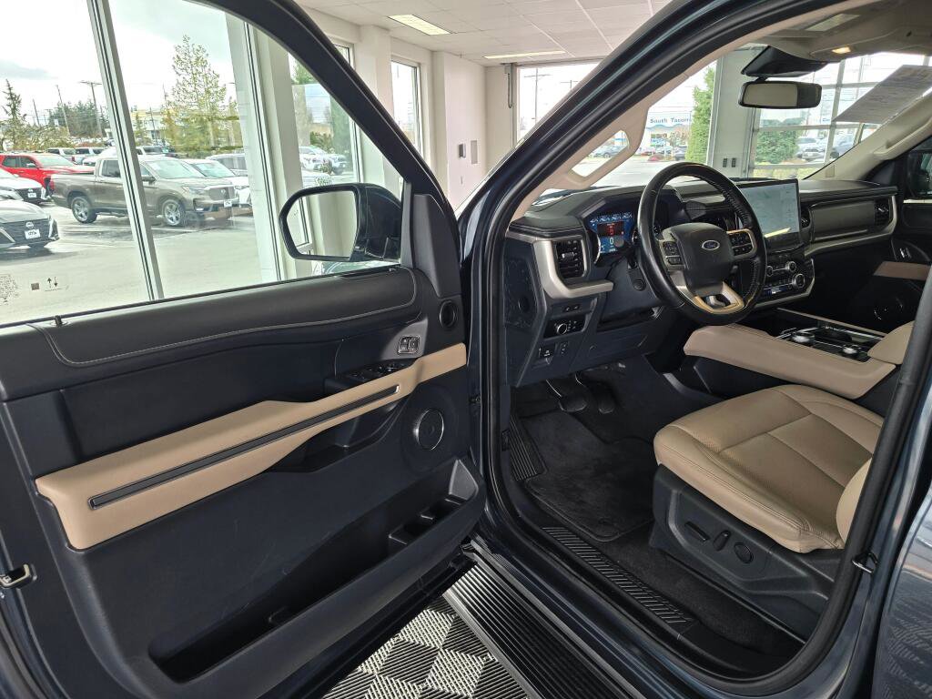 Used 2024 Ford Expedition XLT image 19