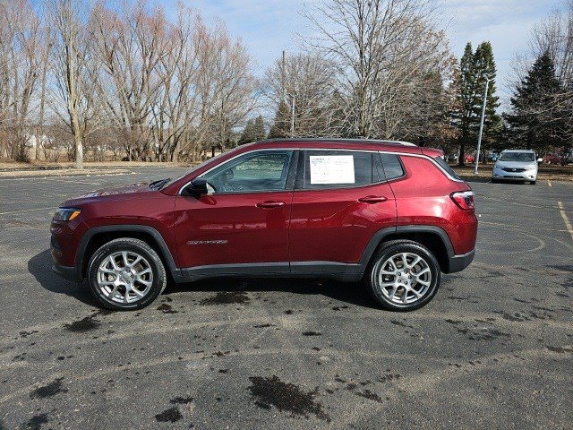 Used 2022 Jeep Compass Latitude image 2