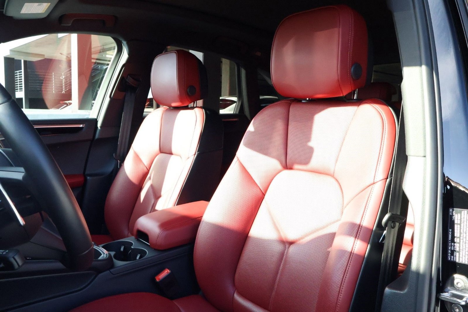 Certified 2025 Porsche Macan image 5