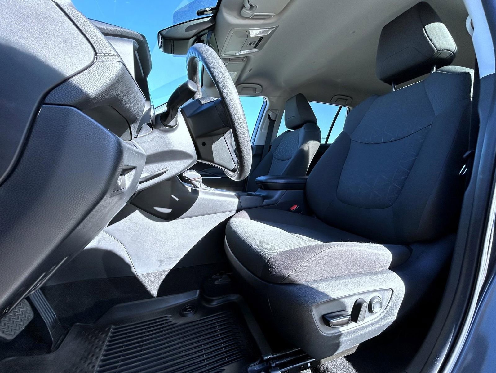 Used 2023 Toyota RAV4 XLE AWD/4WD image 10