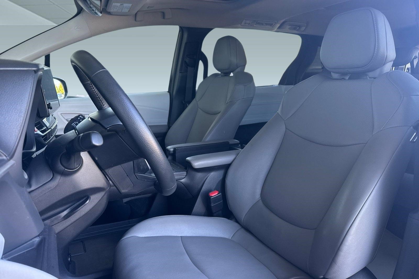 Used 2026 Toyota Sienna XLE FWD image 5