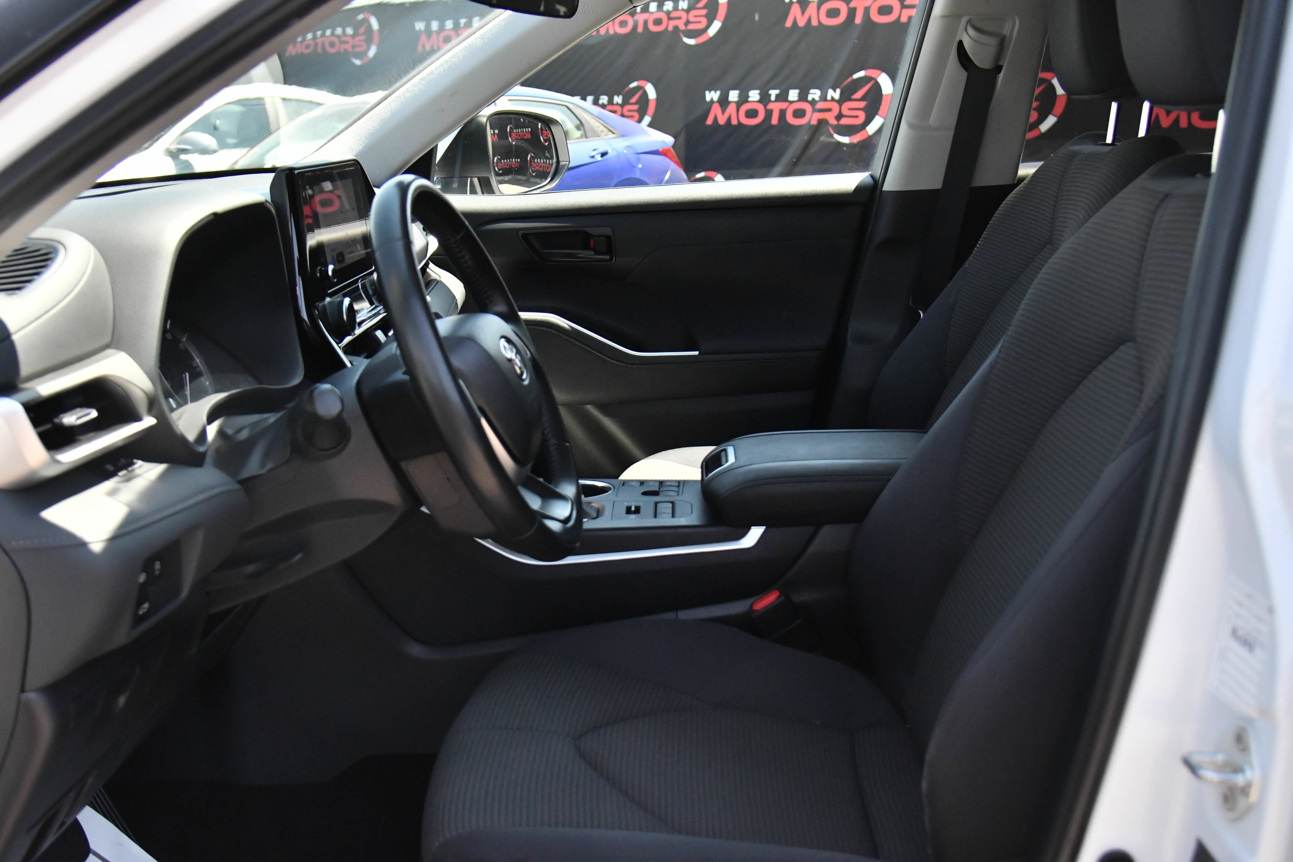 Used 2024 Toyota Highlander LE AWD/4WD image 18