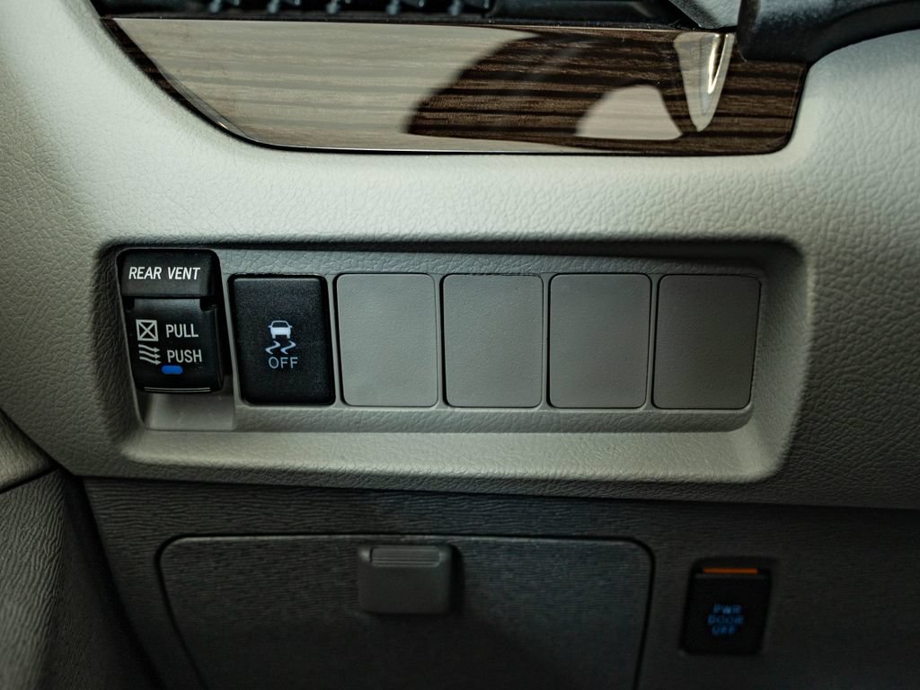 Used 2020 Toyota Sienna XLE FWD image 28