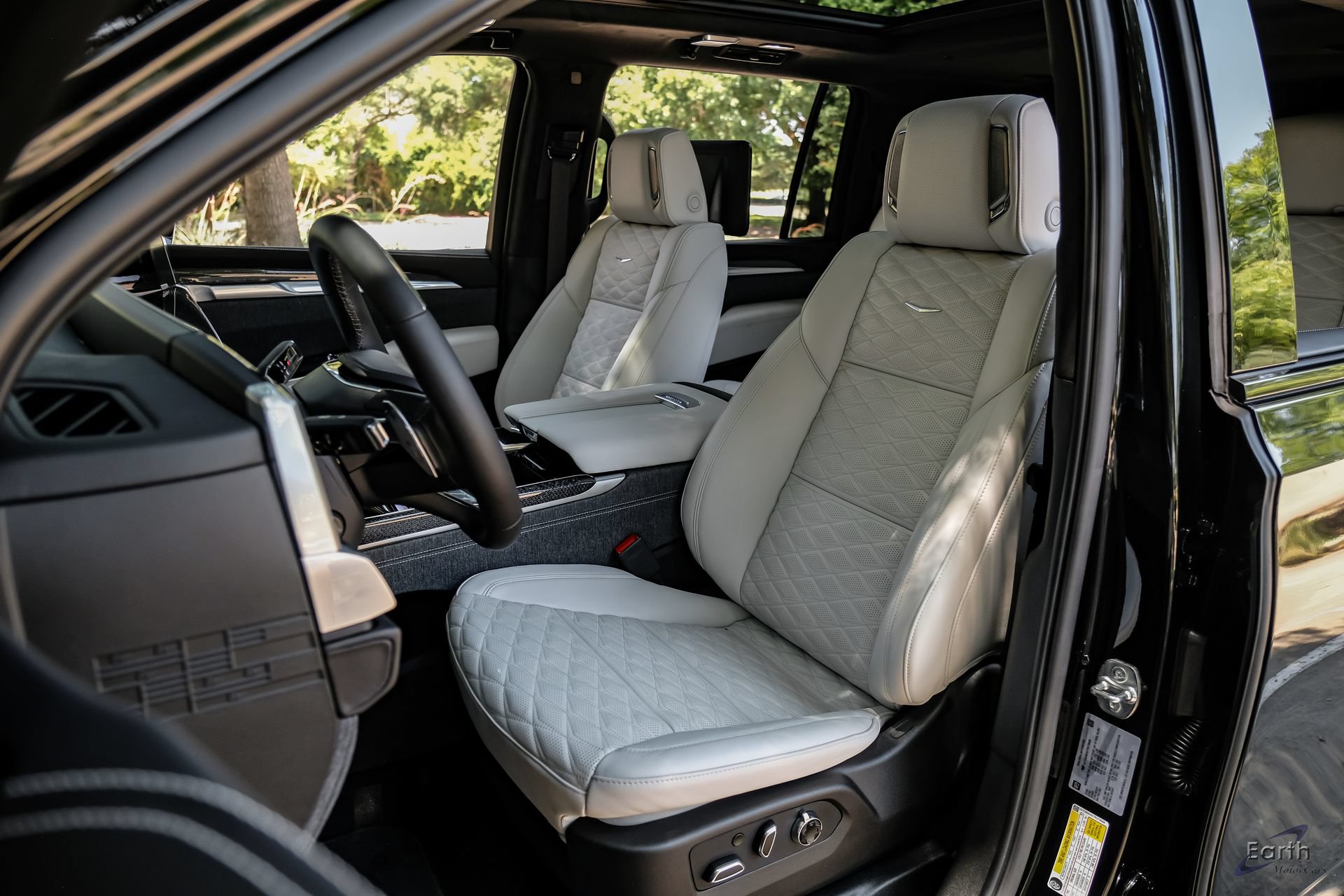 Used 2026 Cadillac Escalade ESV V w/ LPO, ONYX Package AWD/4WD image 39