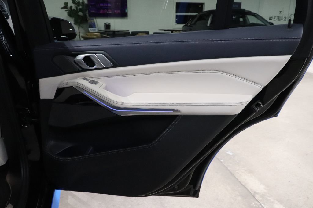 Used 2020 BMW X7 M50i w/ Dynamic Handling Package image 19