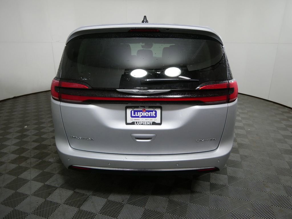 Used 2024 Chrysler Pacifica Limited image 4