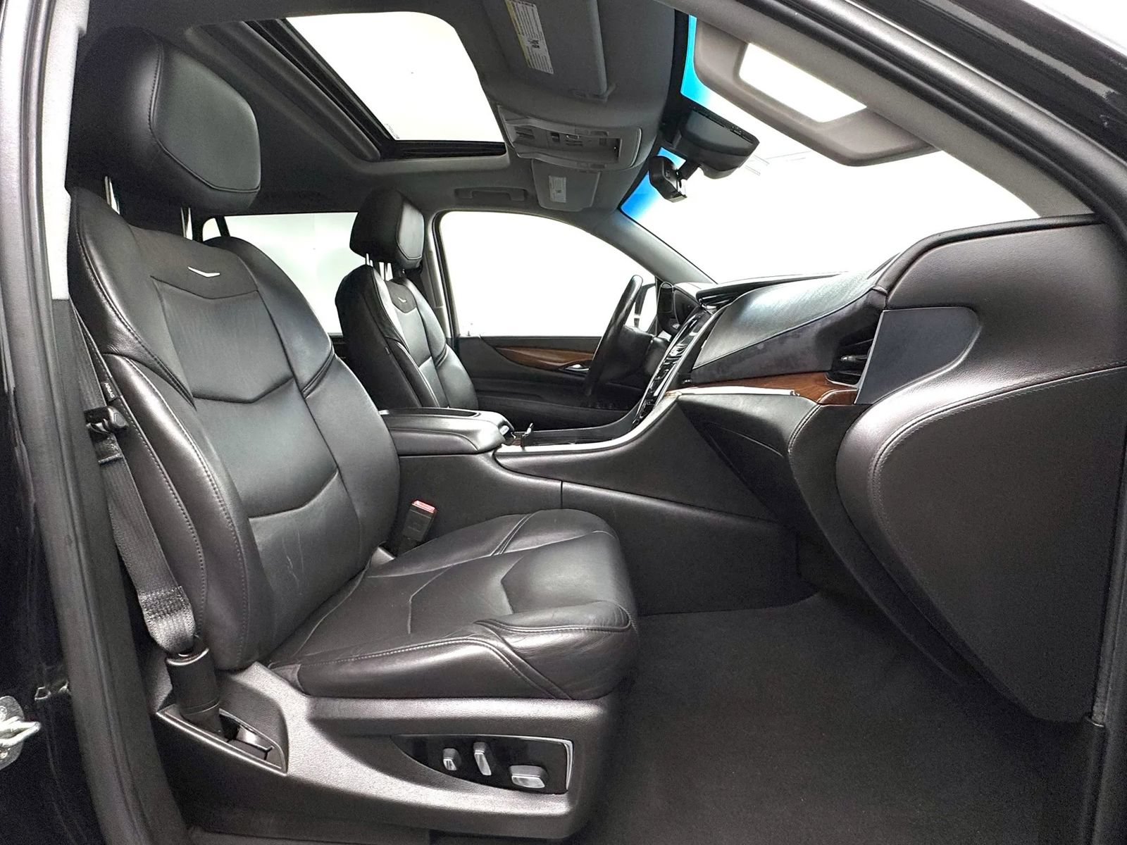 Used 2019 Cadillac Escalade Luxury AWD/4WD image 45