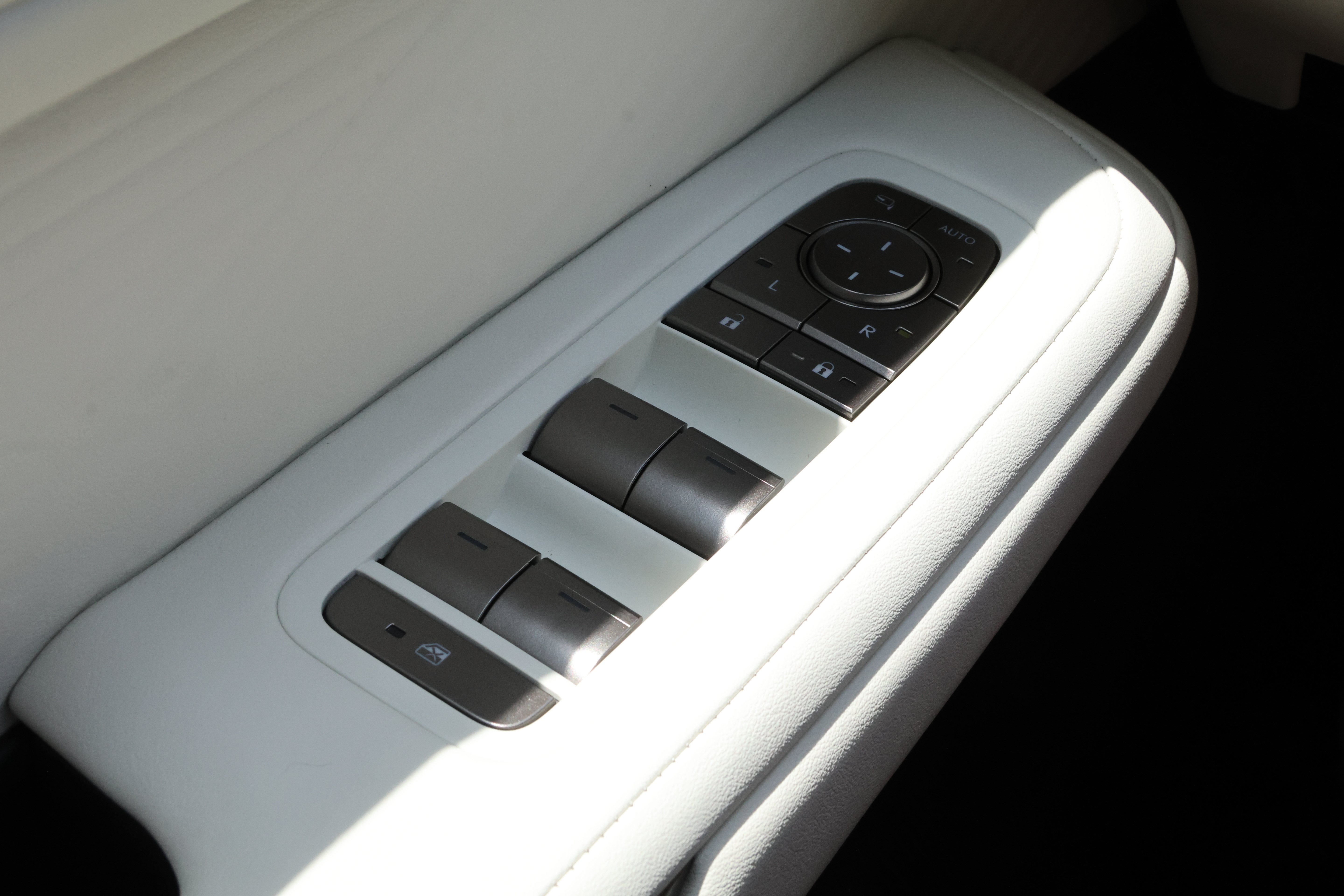 New 2026 Lexus ES 350e FWD image 13
