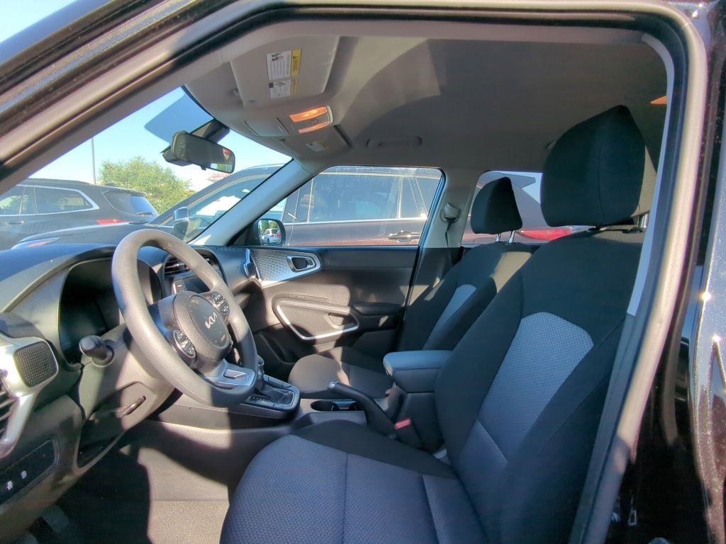 Used 2025 Kia Soul LX w/ LX Technology Package FWD image 6
