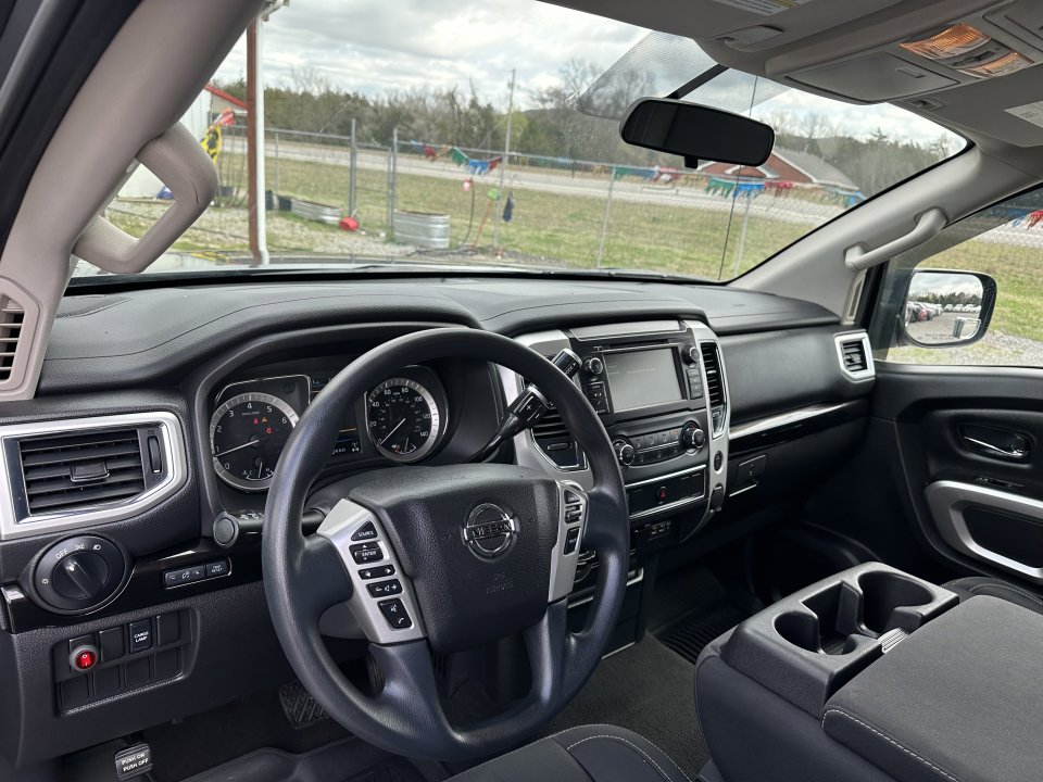 Used 2019 Nissan Titan SV image 9