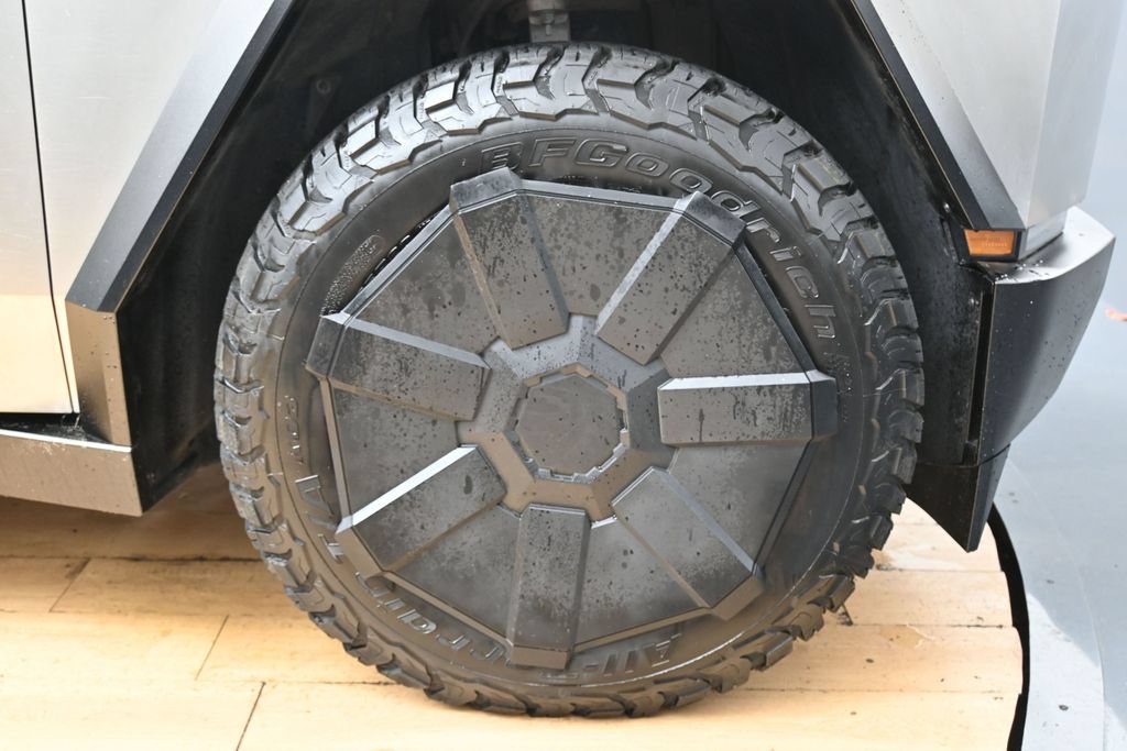 Used 2024 Tesla Cybertruck AWD Crew Cab image 13