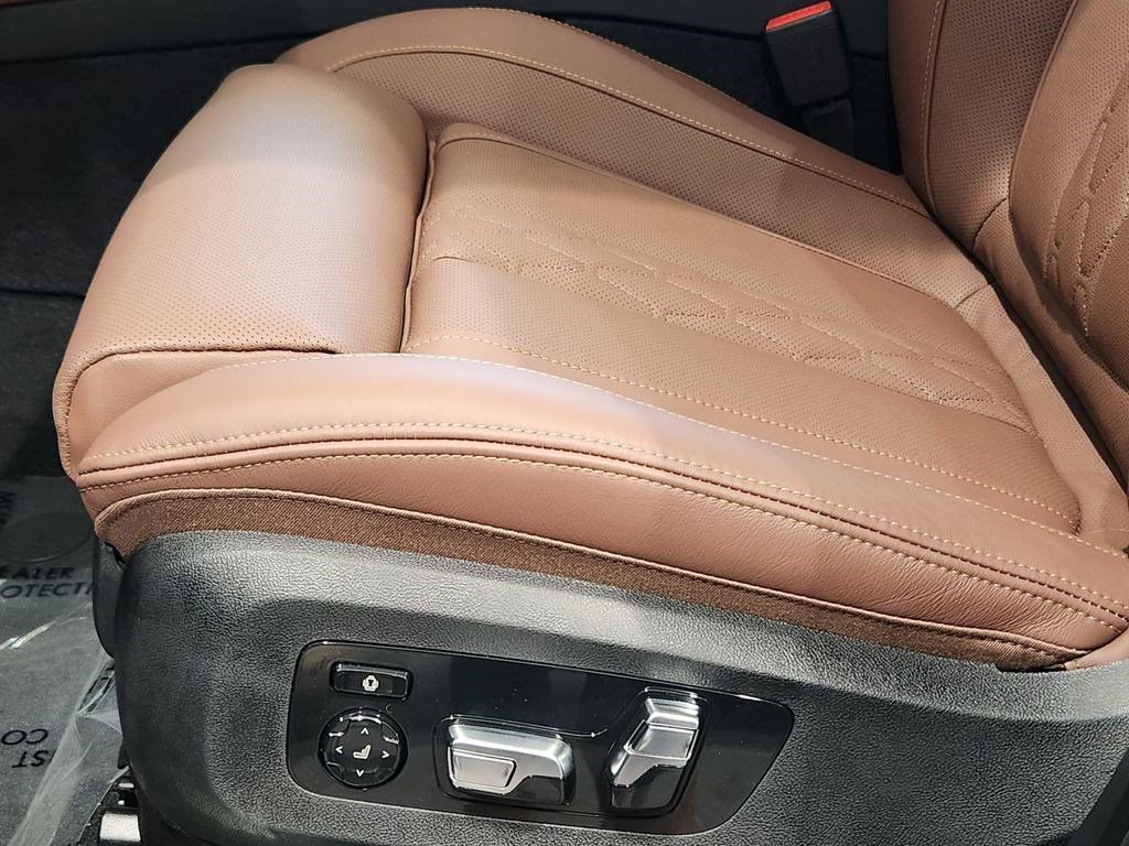 Used 2025 BMW X7 M60i AWD/4WD image 40