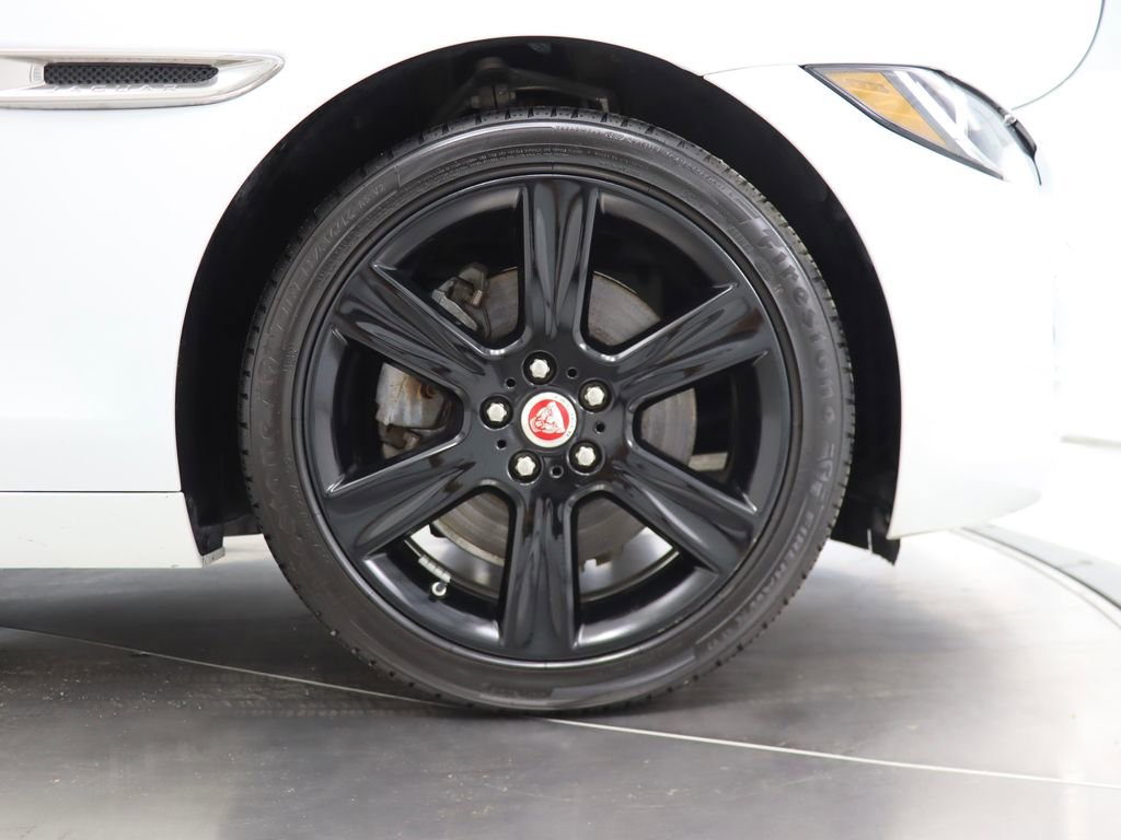 Used 2017 Jaguar XE Premium image 41
