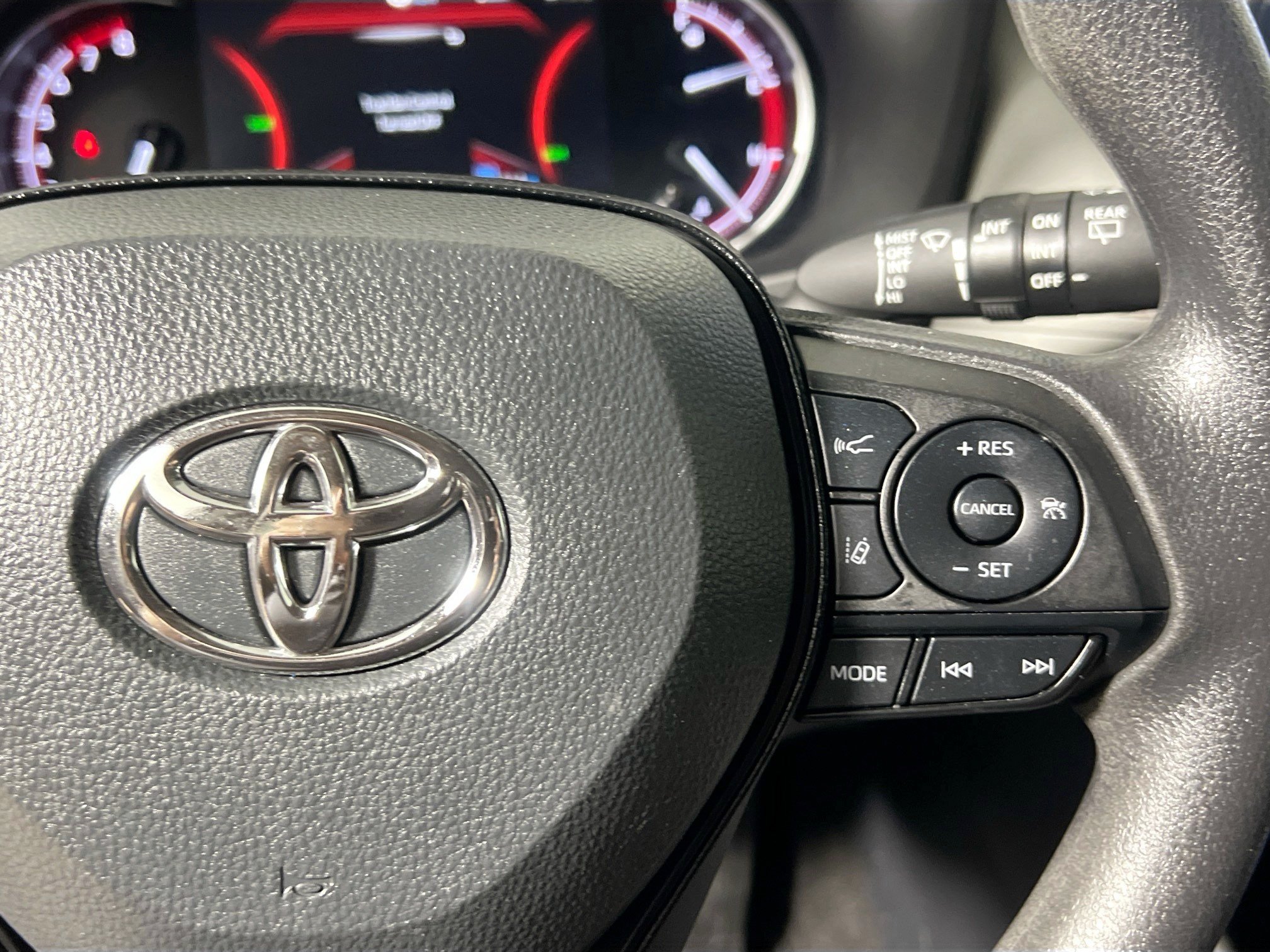 Used 2025 Toyota RAV4 XLE FWD image 19