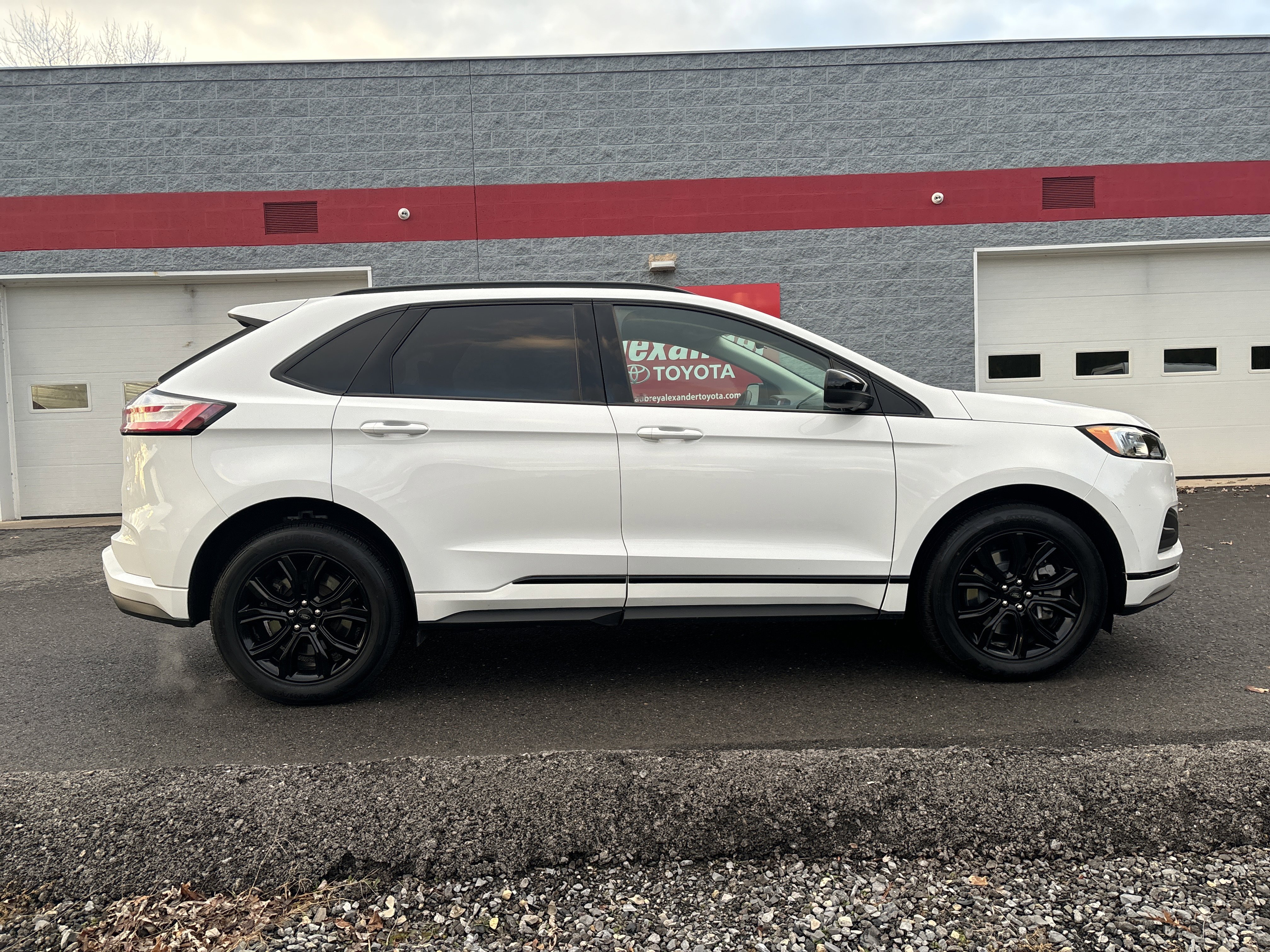 Used 2022 Ford Edge SE w/ Black Appearance Package image 2