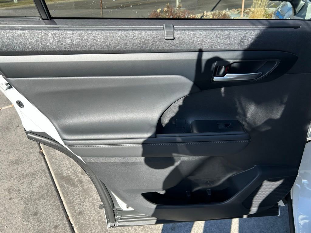 Used 2025 Toyota Highlander XLE image 23