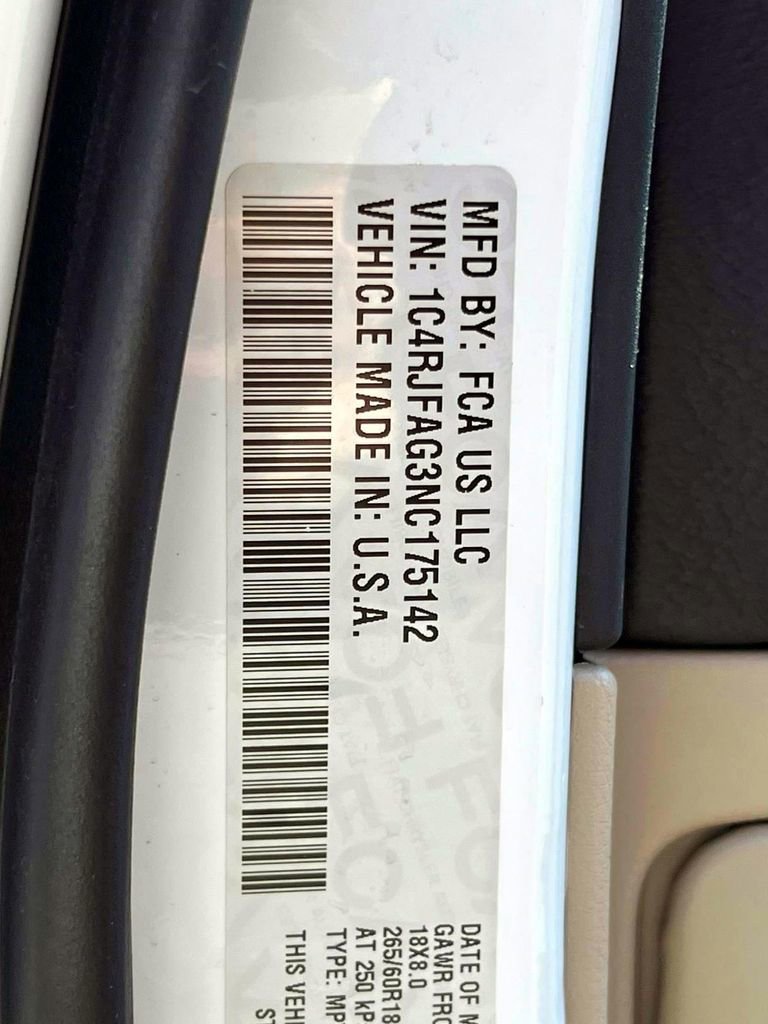 Certified 2022 Jeep Grand Cherokee Laredo E image 18