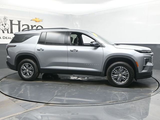 Used 2025 Chevrolet Traverse LT image 1