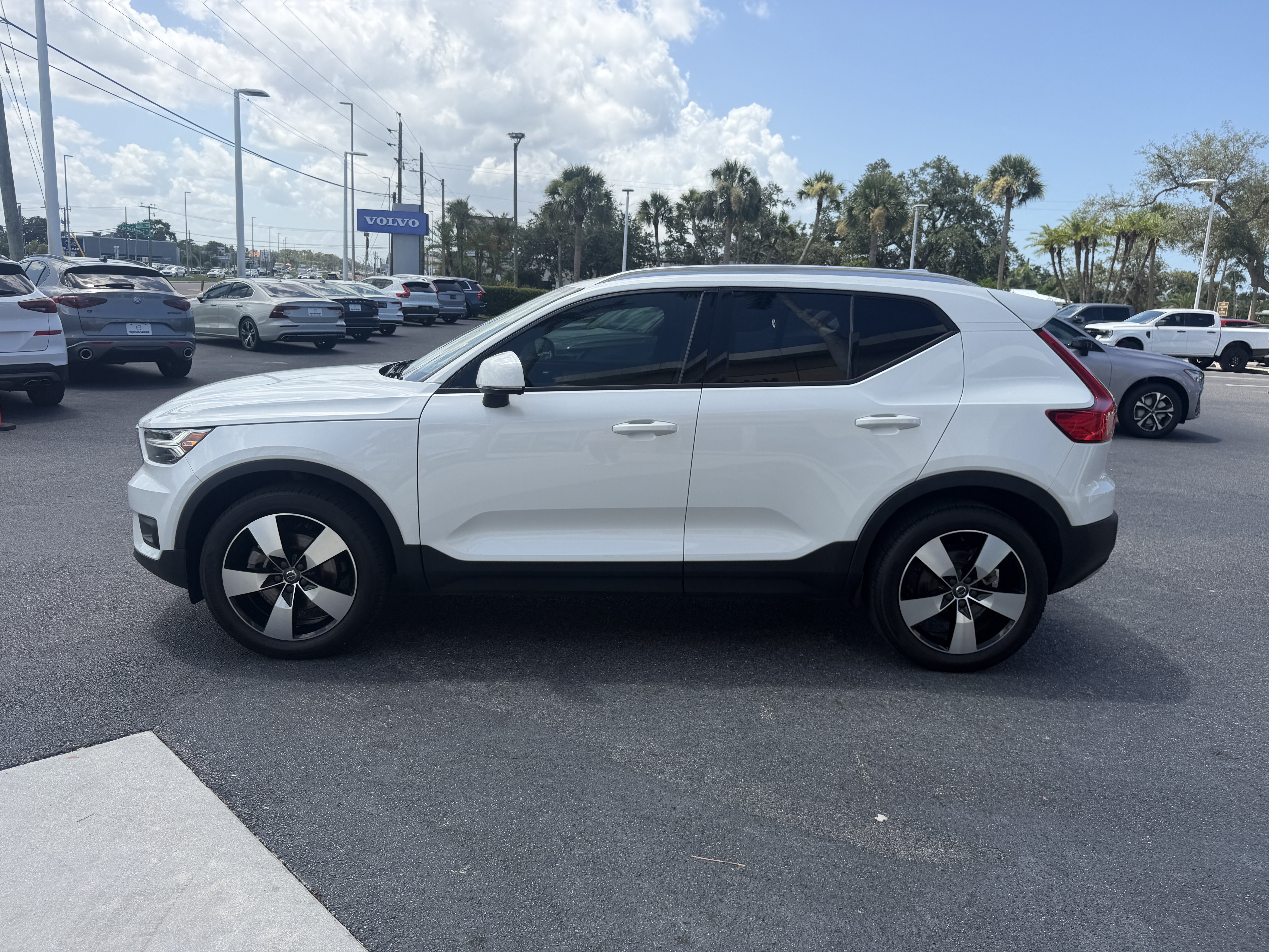 Used 2021 Volvo XC40 T5 Momentum w/ Protection Package Premier AWD/4WD image 6