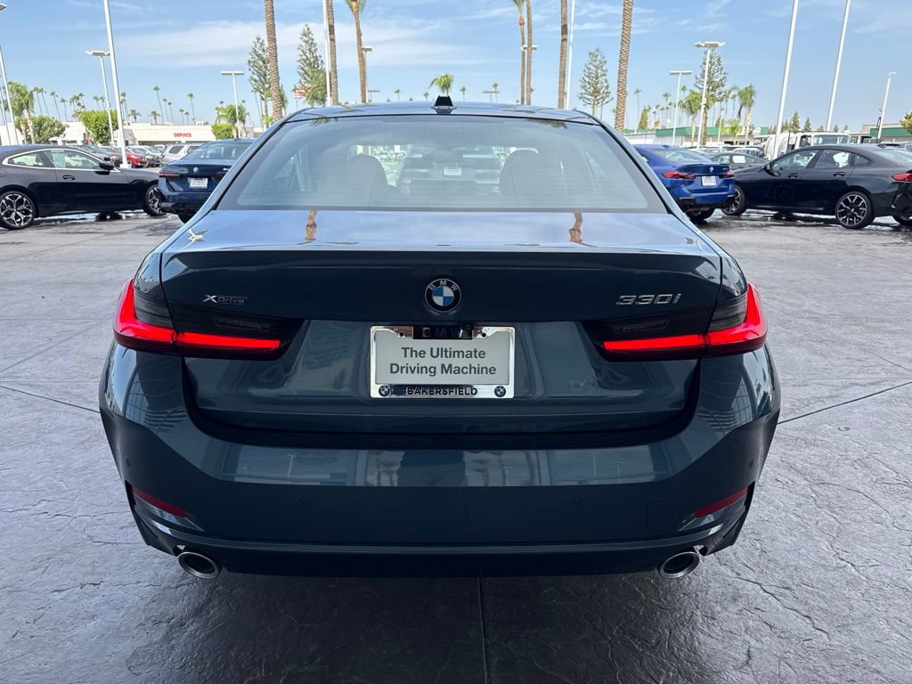 Used 2025 BMW 330i xDrive Sedan w/ Premium Package AWD/4WD image 4