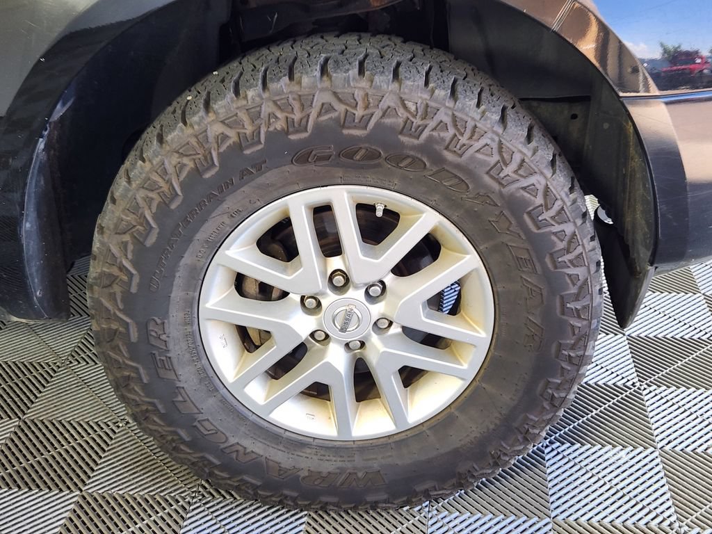 Used 2015 Nissan Frontier SV w/ SV Value Truck Package AWD/4WD image 9