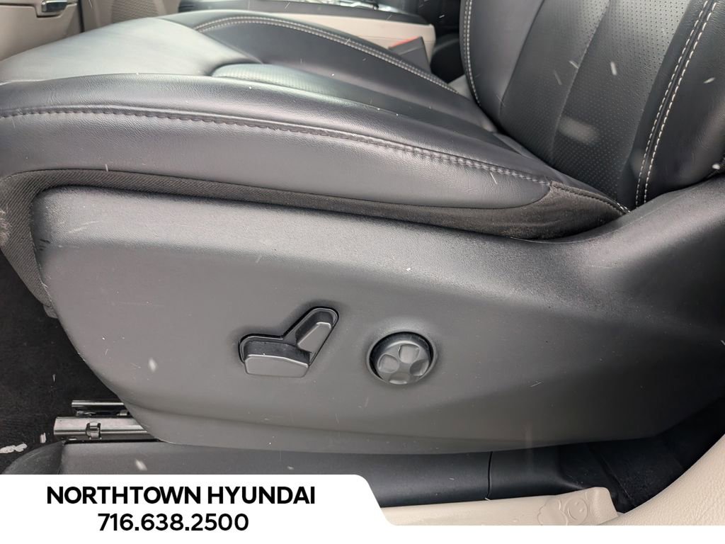 Used 2024 Chrysler Pacifica Touring-L image 32