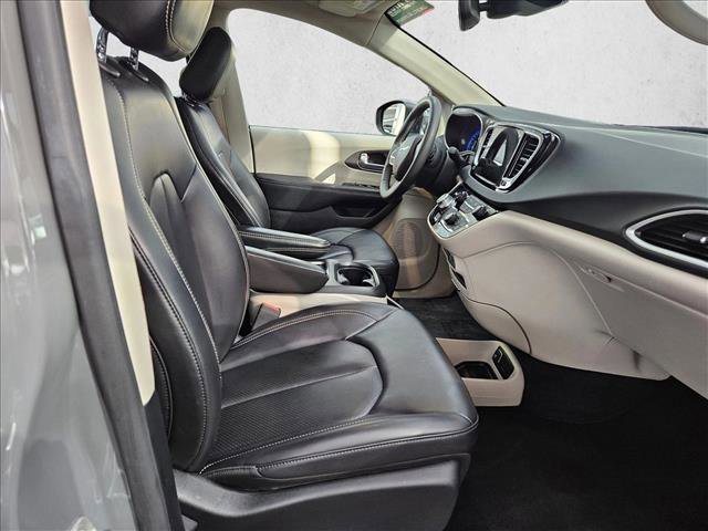 Used 2023 Chrysler Pacifica Touring-L FWD image 15